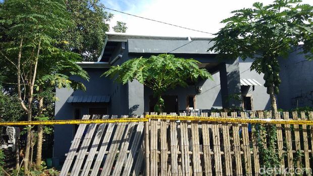Rumah ibu rumah tangga di Gowa yang terkena peluru nyasar saat nonton TV (Hermawan/detikcom).