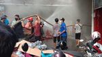 Saat Petugas Padamkan Kebakaran di Pasar Kliwon Kudus