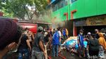 Saat Petugas Padamkan Kebakaran di Pasar Kliwon Kudus