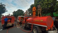 Terpantau ada lima mobil damkar di lokasi kejadian.