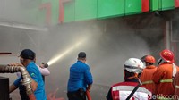 Pedagang lainnya, Ganjo, menyebut ada pedagang yang melihat kobaran api dari salah satu kios. Kemudian banyak pedagang yang lari berhamburan ke luar Pasar Kliwon.