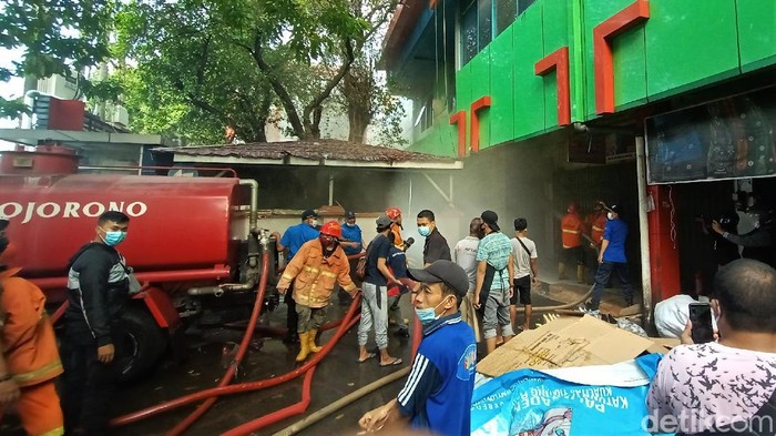 Saat Petugas Damkar Padamkan Kebakaran di Pasar Kliwon Kudus Kebakaran terjadi di kios Pasar Kliwon Kudus, Jawa Tengah. Petugas pemadam kebakaran diketahui tengah melakukan pemadaman di lokasi kebakaran.