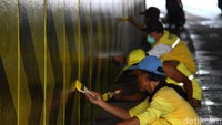 Pengecatan marka parapet baru dilakukan sisi kiri dari arah Blok-M dan akan dilanjutkan pada sisi lain. Menurut salah satu pekerja mengatakan pengecatan ulang ini dilakukan untuk pembaruan karena sudah tidak terlihat jelas. Ada lima pekerja yang diterjunkan untuk melakukan pengecatan dengan dua jenis warna.