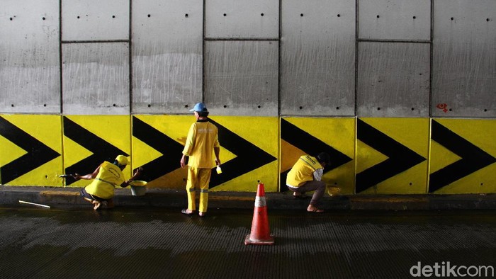 Saat Petugas Percantik Underpass Trunojoyo Jaksel Petugas Suku Dinas Bina Marga Jakarta Selatan mengecat marka parapet di Underpass Jalan Trunojoyo Raya. Pengecatan dilakukan untuk mempercantik kawasan tersebut