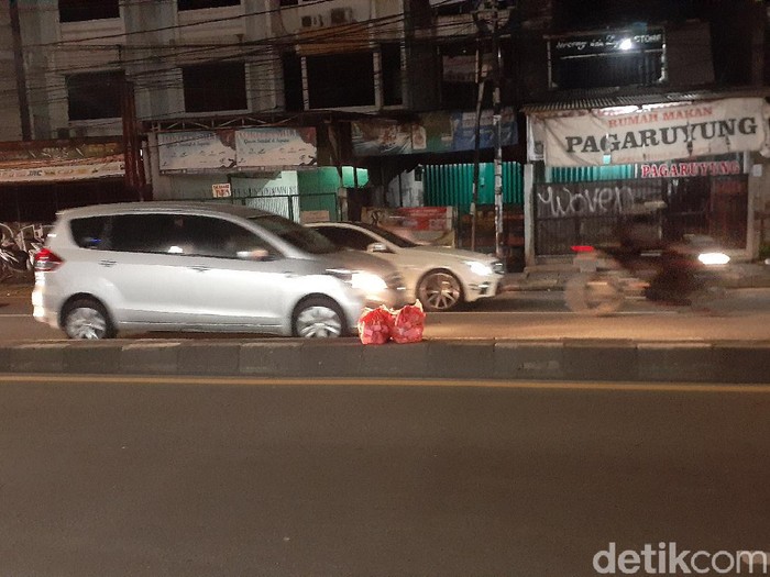 Sampah di tengah Jl Dewi Sartika, dekat flyover Ciputat, 16 Februari 2021 malam. (Afzal NI/detikcom)