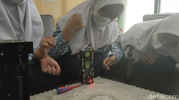 Satis merupakan kepanjangan dari hand sanitizer otomatis, sedangkan Sutis berarti pembaca suhu otomatis (Andika Tarmy/detikcom)