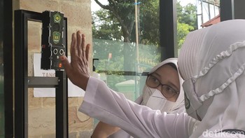 Satis menggunakan sensor proximity. Ketika sensor membaca jarak tangan seseorang yang mendekat maka alat akan mengirimkan data ke servo untuk menekan botol yang berisi cairan hand sanitizer (Andika Tarmy/detikcom)