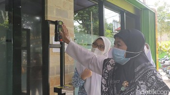 Satis ini juga dilengkapi dengan baterai yang dapat di-charge serta indikator tegangan yang berfungsi memberikan informasi kondisi baterai. (Andika Tarmy/detikcom)
