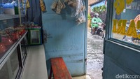 Meski banjir, aktivitas warga tetap normal.