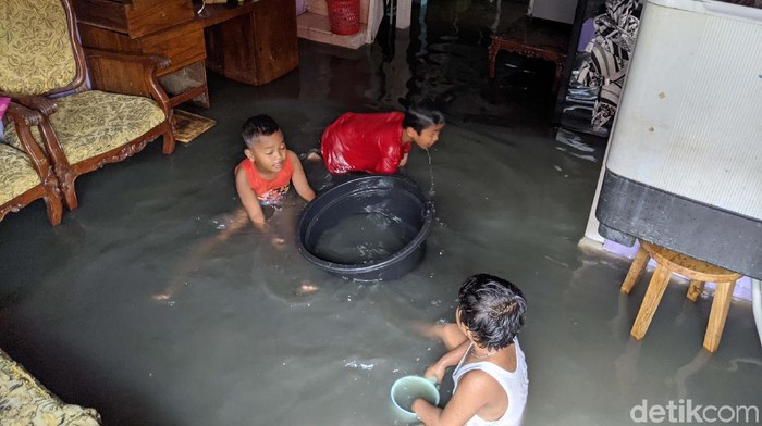 Sejumlah RT di Rawa Buaya Terendam Banjir Banjir merendam RT002/001 Daan Mogot, Rawa Buaya, Cengkareng, Jakarta Barat, Selasa (16/3/2021). Banjir disebabkan oleh luapan Sungai Mookervart.