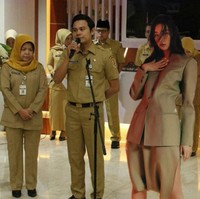 Berdiri di antara barisan guru, Seulgi Red Velvet terlihat stand out. Sebab name tag-nya ketinggalan di rumah. Foto: Twitter @pyakhun