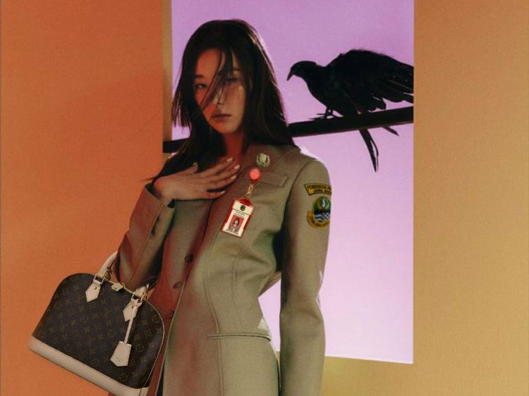 Seulgi Red Velvet Pakai Baju Mirip Seragam PNS, Viral Diedit Jadi Meme Kocak