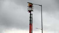 Kurang dari sepekan, puluhan lampu penerangan jalan umum (PJU) di sepanjang jalan MT Haryono-Gatot Soebroto, Jakarta, banyak yang padam.