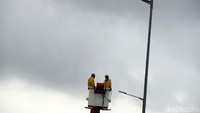 Lampu PJU sangat sensitif terhadap petir, dan akan cepat mati jika terkena percikan air yang terbawa angin.