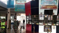 Anggota Babinsa dan Satgas COVID-19 Kota Bogor melakukan penyegelan tempat wisata air The Jungle Waterpark, Bogor Nirwana Residence (BNR), Kota Bogor, Jawa Barat.