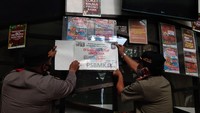 Sebelumnya dalam sebuah video yang viral tampak pengunjung The Jungle Bogor berkumpul dan kerumun dengan menggunakan pelampung di salah satu kolam yang terlihat dengan jelas kepadatan pengunjung di The Jungle Waterpark Bogor terjadi pada Minggu (14/2/2021). Penyegelan pun berlangsung Senin (15/2) sore kemarin. Penyegelan dilakukan sampai pengelola tempat tersebut bisa membayar denda yang harus dibayarkan.