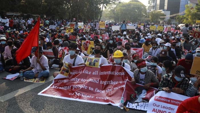 Sejumlah orang ditangkap polisi Myanmar. Mereka ditangkap saat berdemo menolak kudeta oleh militer Myanmar.