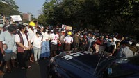 Pengunjuk rasa anti-kudeta mencoba untuk mencegah kendaraan polisi yang bergerak maju di dekat markas Partai Liga Nasional untuk Demokrasi di Yangon, Myanmar Senin, 15 Februari 2021.