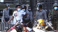 Seorang pria ditahan oleh polisi Myanmar saat unjuk rasa menolak kudeta militer di Mandalay, Myanmar, Senin (15/2) waktu setempat.