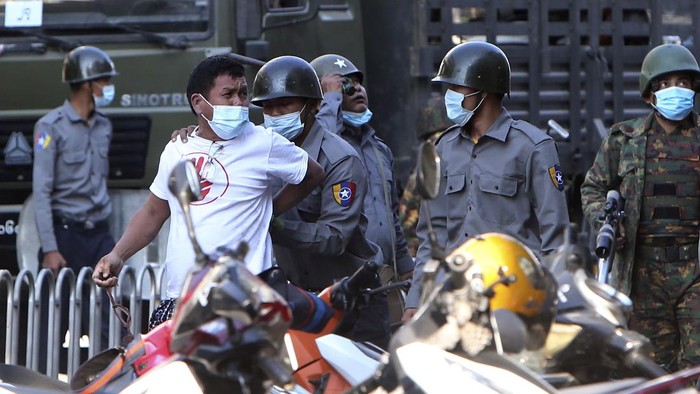 Sejumlah orang ditangkap polisi Myanmar. Mereka ditangkap saat berdemo menolak kudeta oleh militer Myanmar.