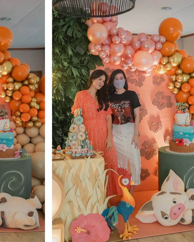 Oranye dan pink dipilih sebagai warna utama sebagaimana terlihat pada dekorasi balon. Warna emas hadir sebagai aksen yang memberikan sentuhan glamor. (Foto: Instagram/@raisa6690)