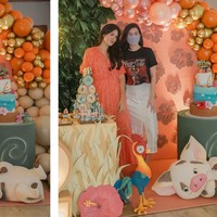 Oranye dan pink dipilih sebagai warna utama sebagaimana terlihat pada dekorasi balon. Warna emas hadir sebagai aksen yang memberikan sentuhan glamor. (Foto: Instagram/@raisa6690)