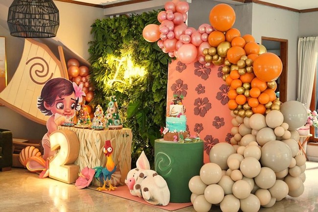 Film animasi Moana Disney-Pixar menjadi tema utama pesta putri pertama Raisa dan Hamish Daud ini. Dekorasi bernuansa tropis pun mendominasi. (Foto: Instagram/@raisa6690)