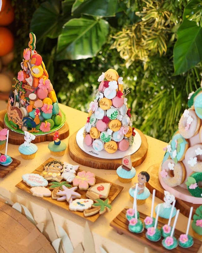 Tak cuma dekorasinya yang penuh warna, tapi juga cookies dan kue. Semakin menggemaskan karena bentuknya yang menyerupai tumbuhan dan hewan laut. (Foto: Instagram/@raisa6690)