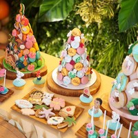 Tak cuma dekorasinya yang penuh warna, tapi juga cookies dan kue. Semakin menggemaskan karena bentuknya yang menyerupai tumbuhan dan hewan laut. (Foto: Instagram/@raisa6690)