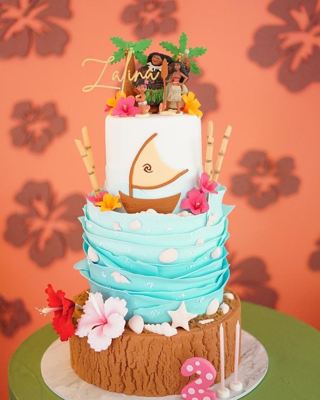 Tak cuma satu, ada dua kue ulang tahun untuk Zalina. Satu lagi dihiasi para karakter Moana di atasnya. (Foto: Instagram/@raisa6690)