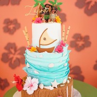 Tak cuma satu, ada dua kue ulang tahun untuk Zalina. Satu lagi dihiasi para karakter Moana di atasnya. (Foto: Instagram/@raisa6690)