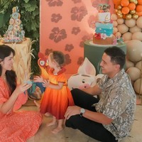 Walaupun tak pernah melihat secara jelas bagaimana wajah Zalina, namun tak sedikit yang menyebut jika putri kecil Raisa itu terlihat cantik dengan rambut coklatnya. Foto: Instagram/@raisa6690