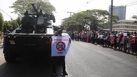 Diketahui bahwa para demonstran kembali turun ke jalan-jalan meski militer mengerahkan kendaraan lapis baja dan penjagaan tentara di beberapa kota besar pada akhir pekan lalu. Mereka terus mengecam kudeta dan menuntut pembebasan Aung San Suu Kyi dan lainnya. AP Photo