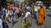Berbeda dengan negara-negara Barat, China melakukan pendekatan yang lebih lunak. Negeri Tirai Bambu itu menyebut alasan stabilitas harus menjadi prioritas, terlebih karena China memiliki kontak dekat dengan militer Myanmar. AP Photo
