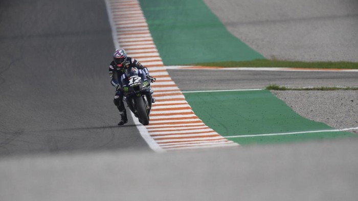 VALENCIA, SPAIN - NOVEMBER 14: Maverick Vinales of Spain and Monster Energy Yamaha MotoGP Team  heads down a straight during the qualifying for the MotoGP of Comunitat Valenciana at Comunitat Valenciana Ricardo Tormo Circuit on November 14, 2020 in Valencia, Spain. (Photo by Mirco Lazzari gp/Getty Images)