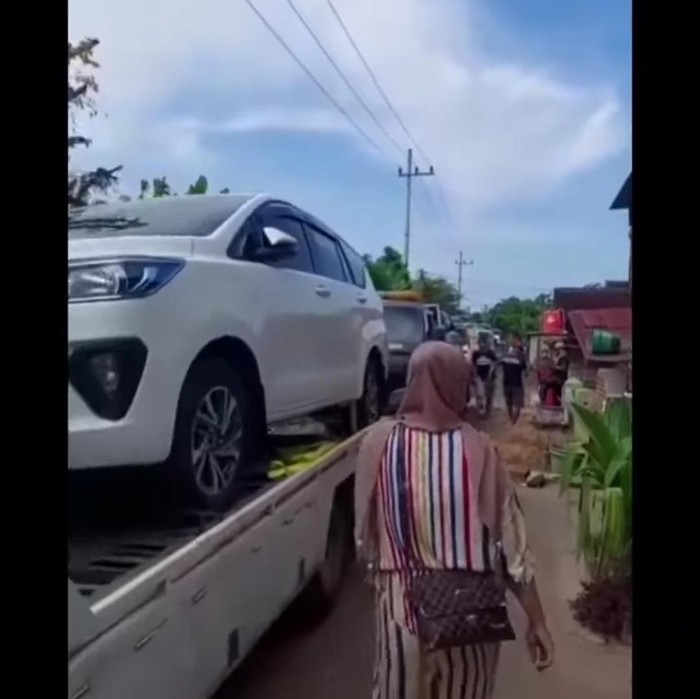 Warga satu desa di Tuban memborong 176 mobil baru. Kini videonya tengah viral di media sosial.