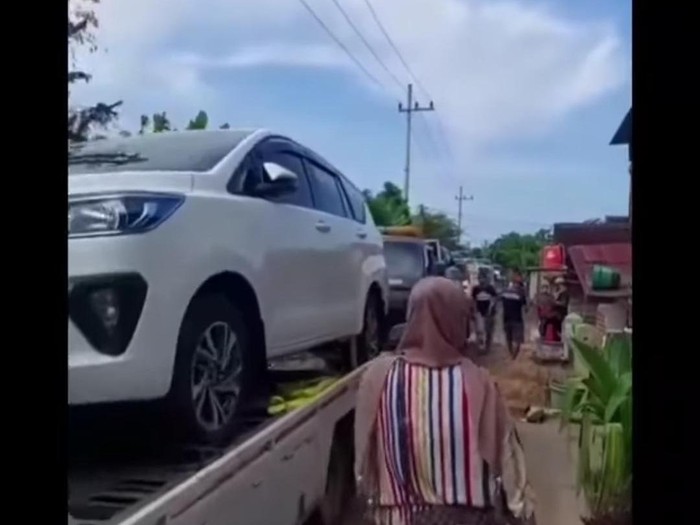 Warga satu desa di Tuban memborong 176 mobil baru. Kini videonya tengah viral di media sosial.