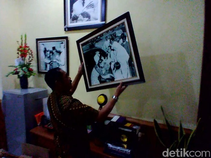 Wali Kota Solo FX Hadi Rudyatmo mengemasi barang-barangnya dari ruang kerjanya, Selasa (16/2/2021).