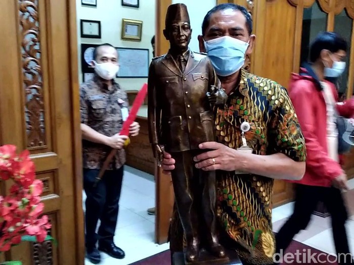 Wali Kota Solo FX Hadi Rudyatmo mengemasi barang-barangnya dari ruang kerjanya, Selasa (16/2/2021).