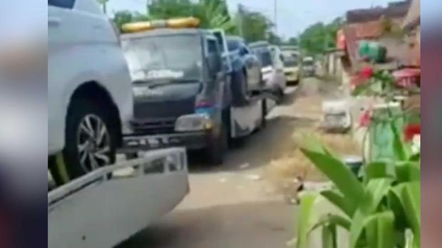 Warga ramai-ramai membeli mobil baru usai terima uang ganti rugi lahan kilang minyak Desa Sumurgeneng, Kec. Jenu, Kab. Tuban Jawa Timur. (Instagram)