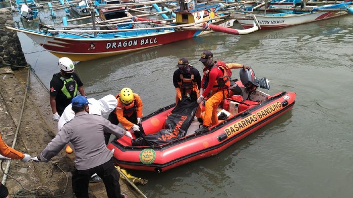 Wisatawan yang hilang terseret ombak di pantai Cikaso ditemukan tewas