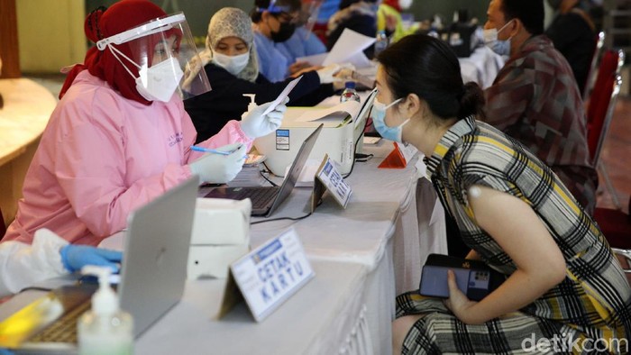 Petugas menyuntikan vaksin COVID-19 kepada pedagang di Pasar Tanah Abang Blok A, Jakarta, Rabu (17/2/2021). Vaksinasi COVID-19 tahap kedua yang diberikan untuk pekerja publik dan lansia itu dimulai dari pedagang Pasar Tanah Abang.
