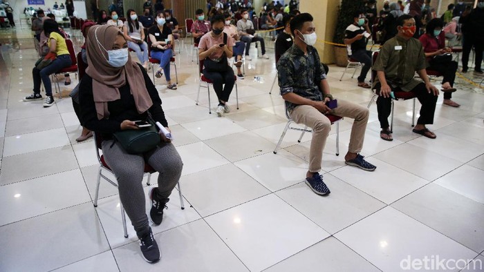 Petugas menyuntikan vaksin COVID-19 kepada pedagang di Pasar Tanah Abang Blok A, Jakarta, Rabu (17/2/2021). Vaksinasi COVID-19 tahap kedua yang diberikan untuk pekerja publik dan lansia itu dimulai dari pedagang Pasar Tanah Abang.