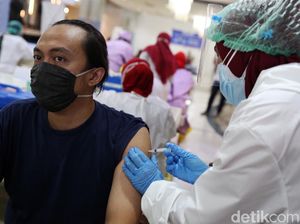 Foto Giliran Pedagang Tanah Abang Divaksin