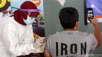 Direktur Utama PD Pasar Jaya Arief Nasrudin mengatakan, tak hanya pedagang yang divaksinasi COVID-19, tapi juga petugas keamanan, kebersihan, parkir, dan juga pengelola pasar. PD Pasar Jaya menargetkan sekitar 53.000 pedagang dan juga petugas lainnya di Pasar Tanah Abang bisa divaksinasi. Namun, di tahap awal targetnya sekitar 30.000 orang. Agung Pambudhy/detikcom  