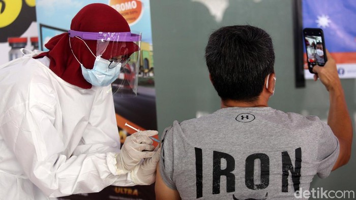 Rela Disuntik Meski Deg-degan, Pedagang Lega Akhirnya Dapat Vaksin