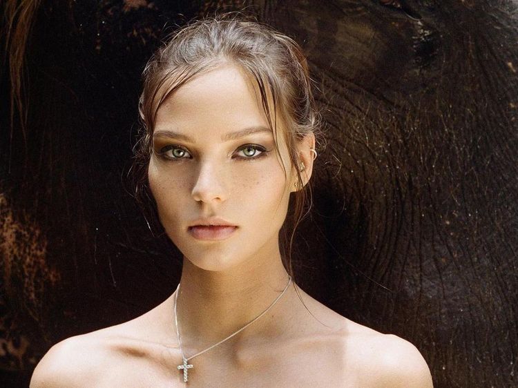 10 Foto Putri Petenis Cantik yang Dikecam karena Pose Tanpa Busana di Bali