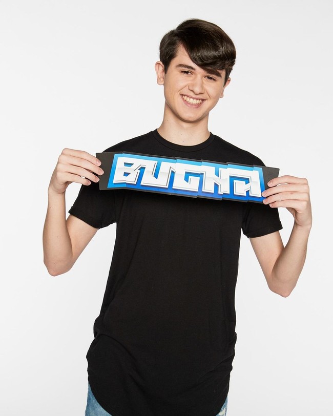 Kyle Giersdorf baru berusia 16 tahun ketika memenangkan Fortnite World Cup. Dari kompetisi game itu, ia membawa pulang $3 juta (Rp 42 miliaran). Sebelum jadi pemenang, ia mengaku sering menonton video streaming yang membantunya berkembang sebagai gamer. Foto: Instagram