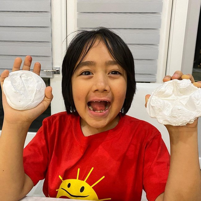Ryan Kaji adalah YouTuber dengan bayaran tertinggi yang usianya masih sembilan tahun. Menurut Forbes penghasilan Ryan bisa mencapai US$ 26 juta atau Rp 364 miliar tahun lalu. Di YouTube, bocah itu dikenal sering me-review berbagai mainan. Foto: Instagram
