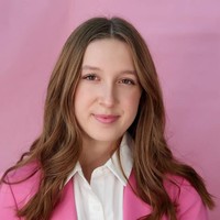 Alina Morse membuka bisnis permen di usia sembilan tahun ketika sang ayah melarangnya memakannya karena tidak baik untuk gigi. Ketika itu, ia mulai belajar membuat permen bebas gula dari YouTube. Di usia 13 tahun, Zolli Candy didirikan yang mendatangkan $6 juta atau Rp 84 miliaran. Foto: Instagram